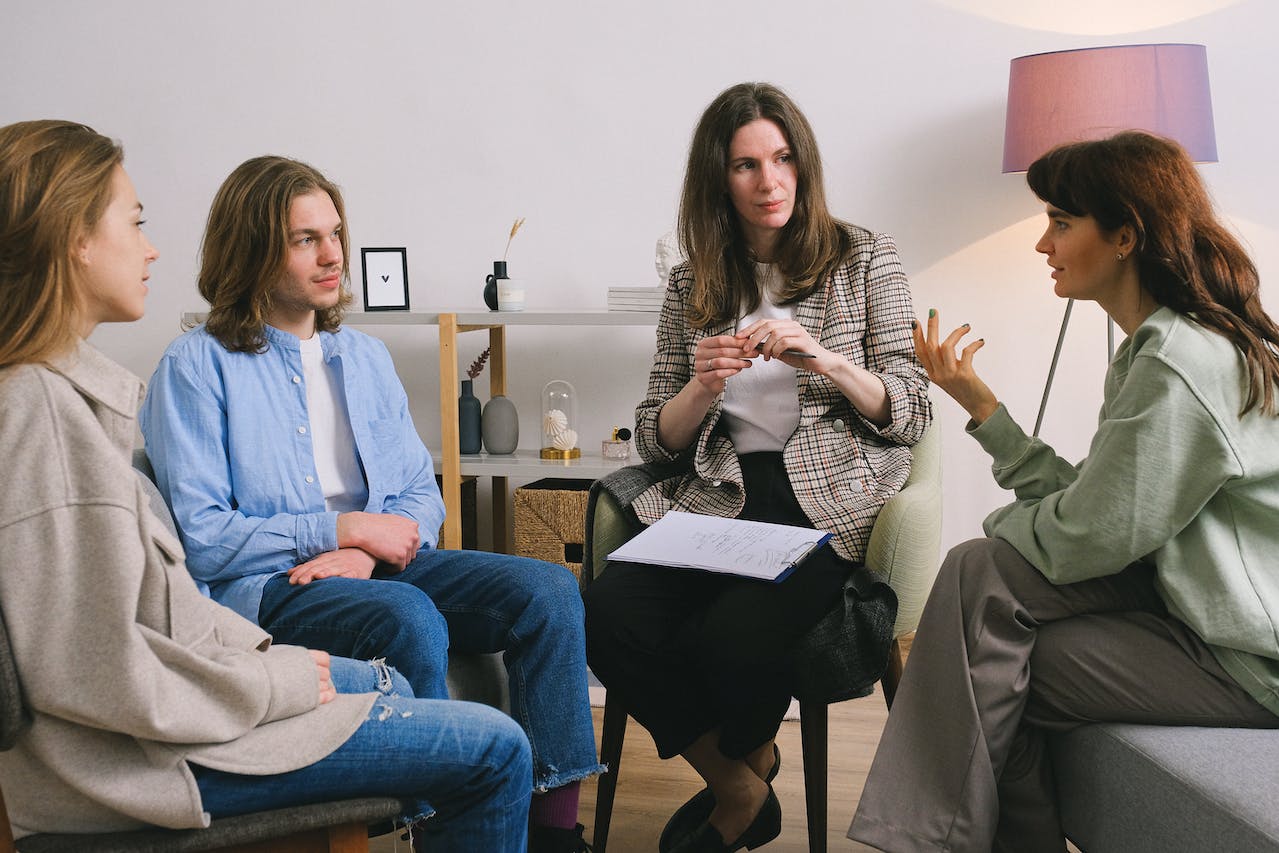 vrouw-bespreekt-probleem-tijdens-groepscoaching-