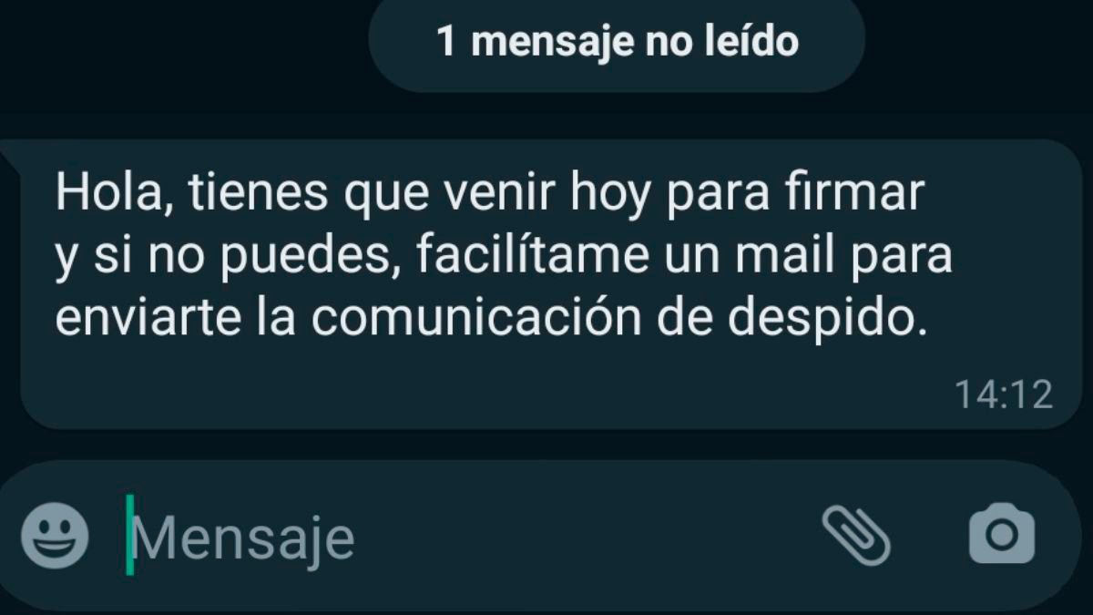 Ze wordt ontslagen omdat ze verlof in de geestelijke gezondheidszorg heeft opgenomen en Twitter wendt zich tot haar