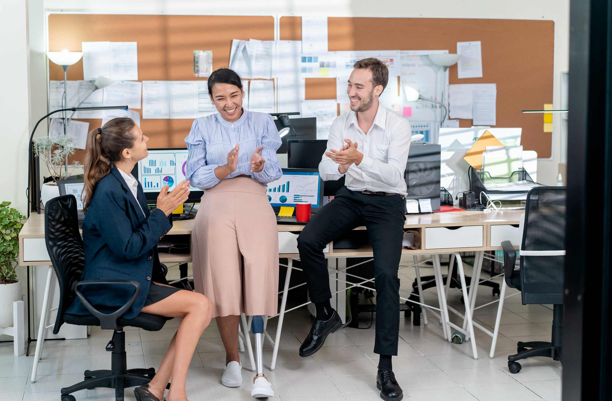 jonge zakenvrouw met een beperking tijdens een vergadering geeft aan dat u uit uw baan wordt geduwd