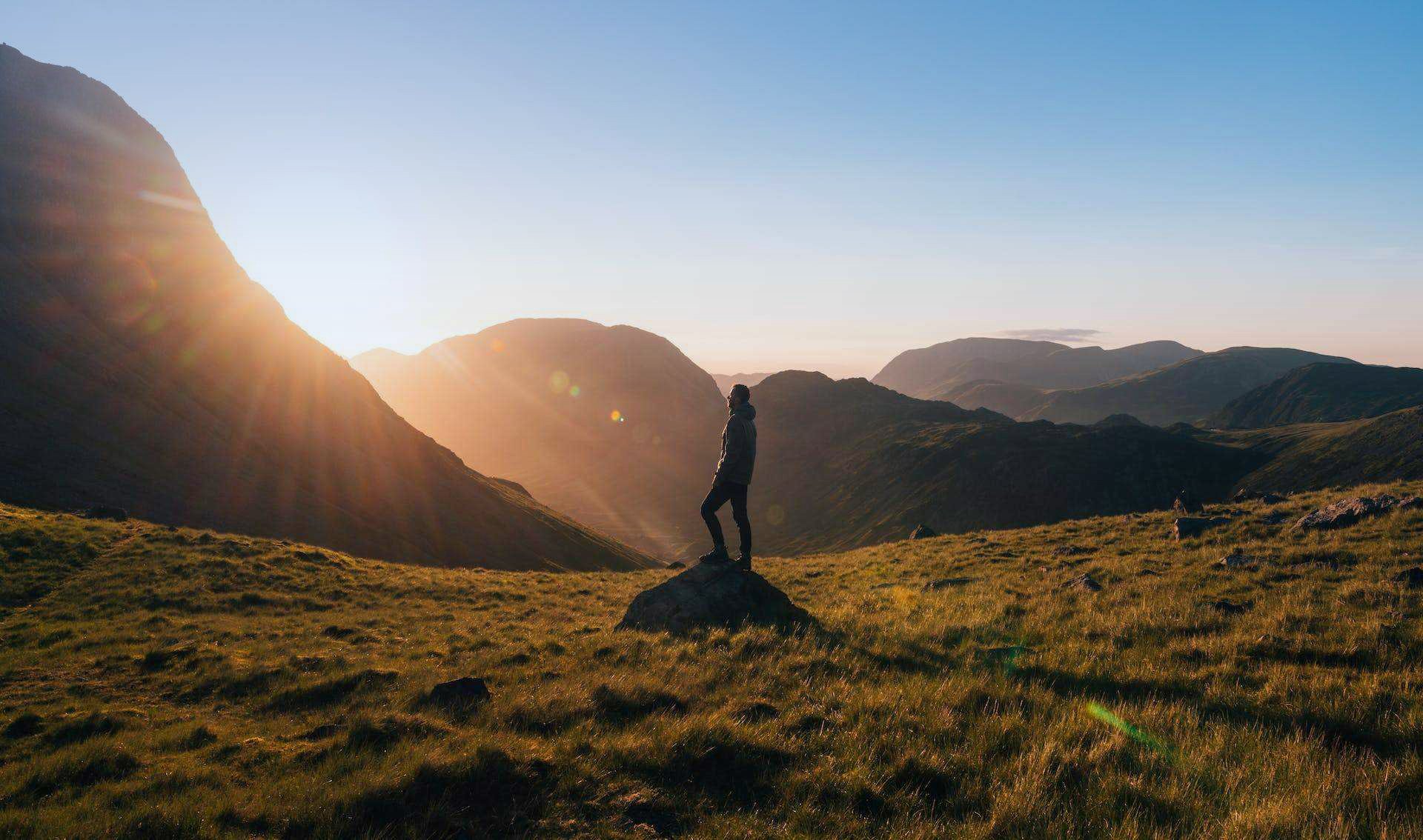 man-die-de-zon-in-de-bergen-overweegt-15-vragen-om-je-levensdoel-te-ontdekken
