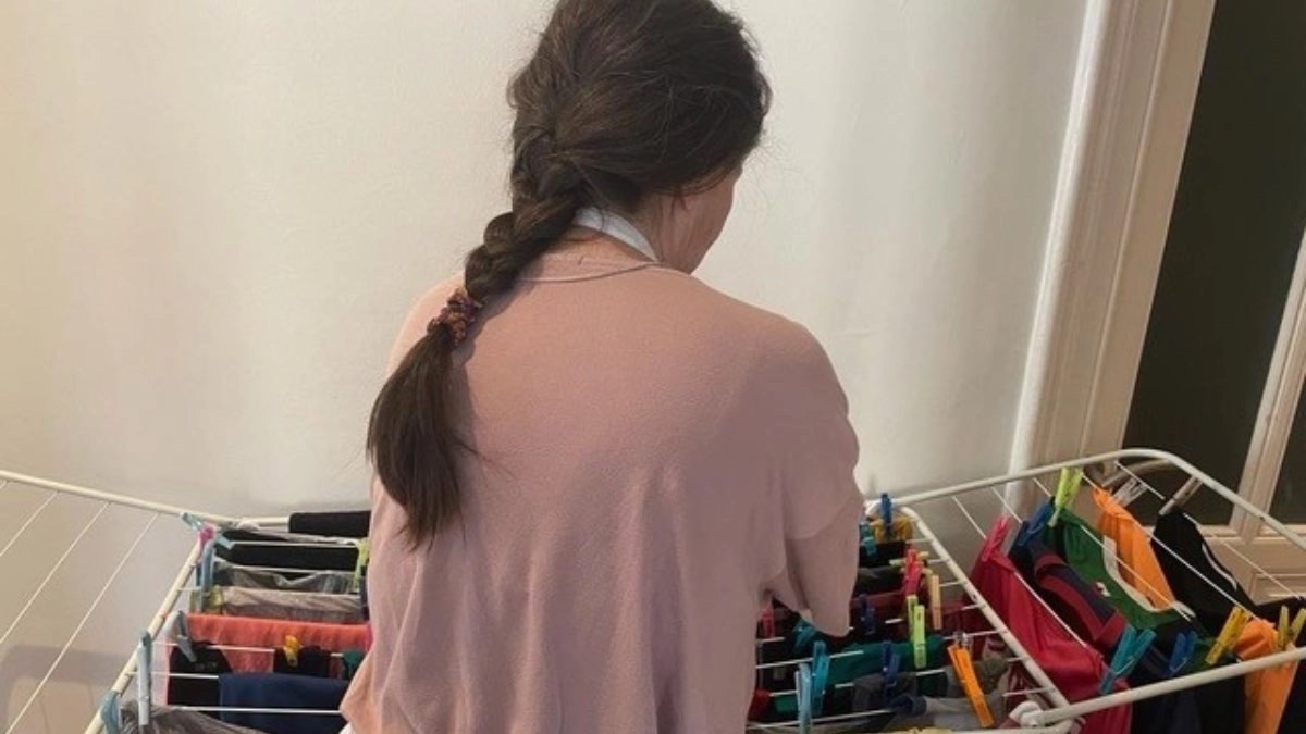 Huishoudelijk werkster tijdens haar werkdag