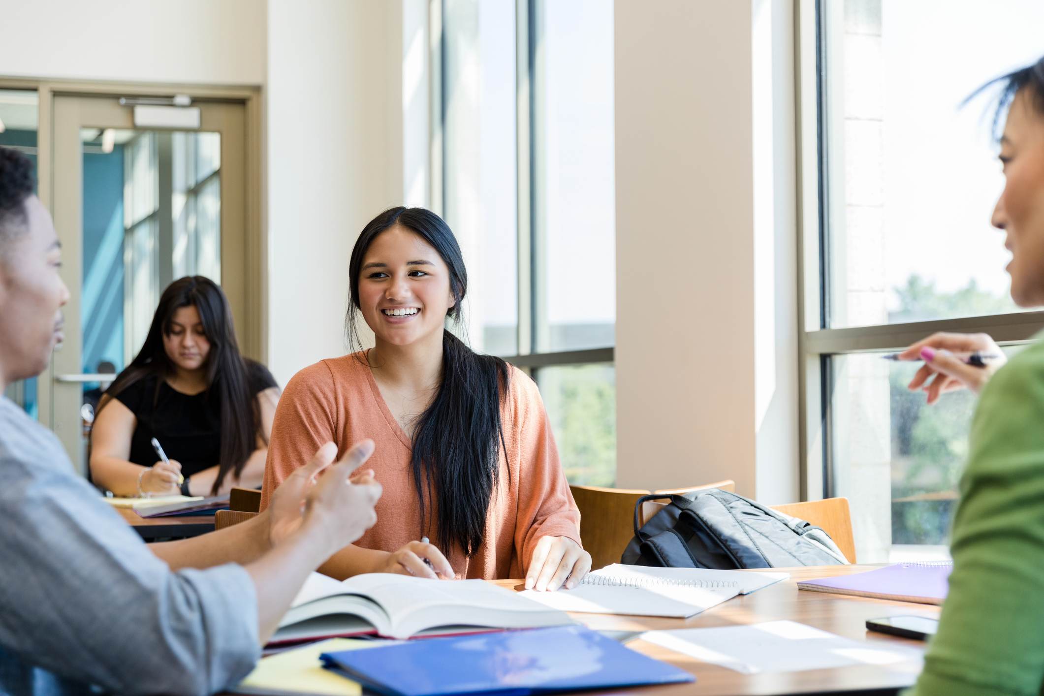 Vrouw-in-de-klas-leren-nieuwe-taal-hoe-zelfbeschikking-te-verbeteren