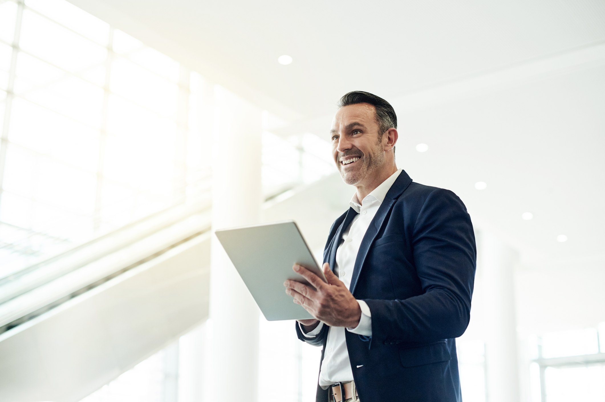 Zelfverzekerde man-op-het-werk-die-zijn-tablet-houdt-hoe-hij-zelfbeschikking-verbetert