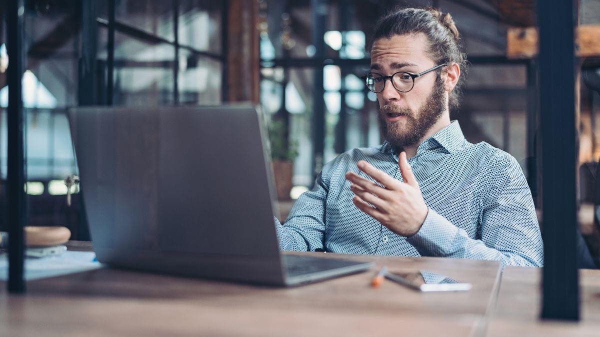 Dit bedrijf dwingt 400 werknemers een dag lang te telewerken en ontslaat ze allemaal via een videogesprek