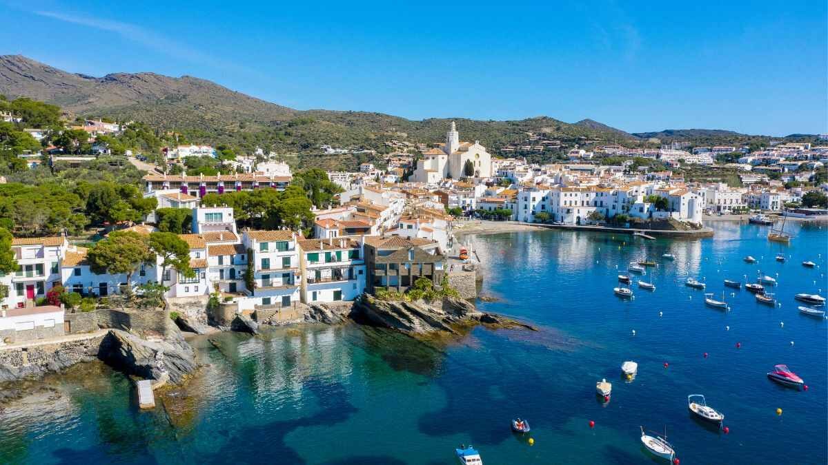 Een van de mooiste steden aan de Costa Brava is op zoek naar werknemers en biedt de mogelijkheid tot huisvesting