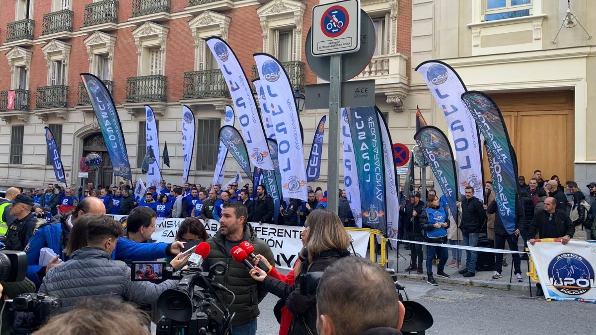 Jupol: "De regering verhoogt het salaris van de plaatsvervangers en blijft de Nationale Politie salarisverevening weigeren"