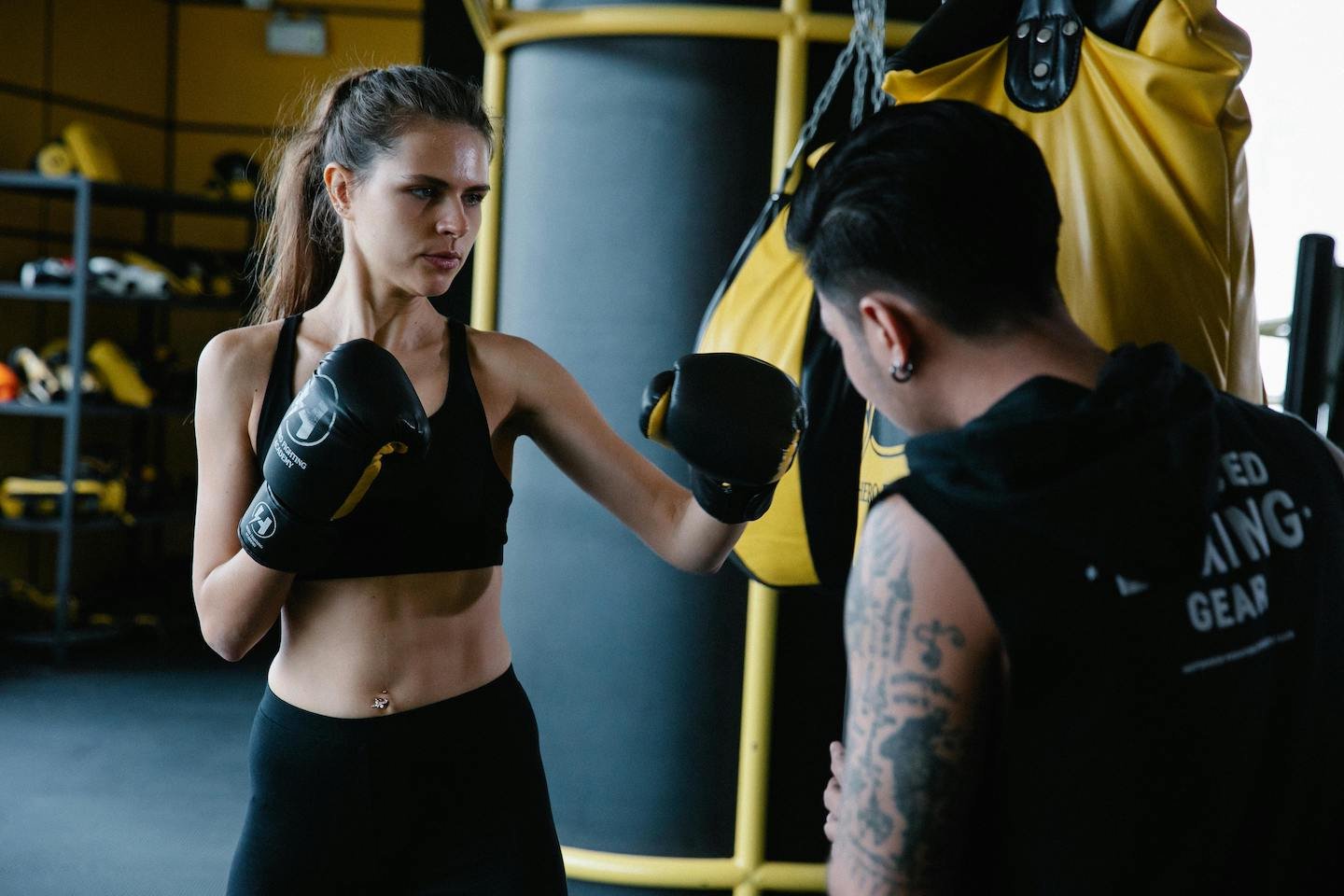 persoon-die-bokszak-in-de-sportschool-probeert-fitness-coaching