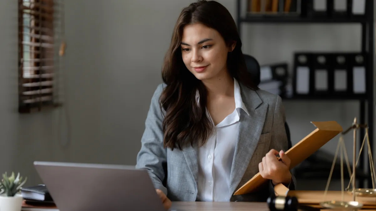 Vrouw bestudeert examens