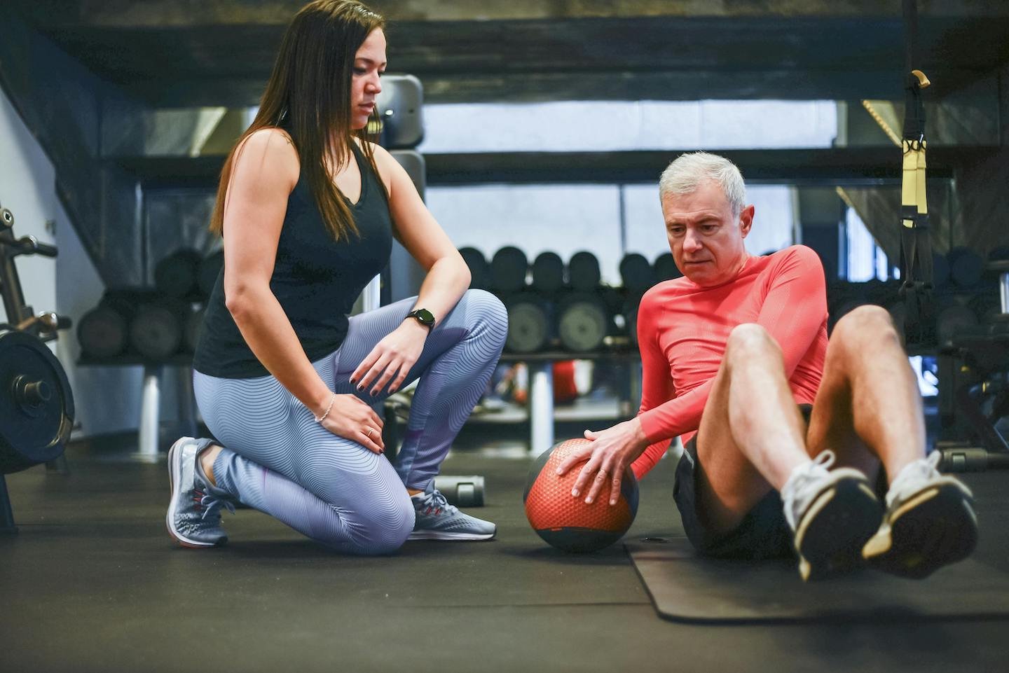 persoon-werken-in-de-sportschool-proberen-fitness-coaching