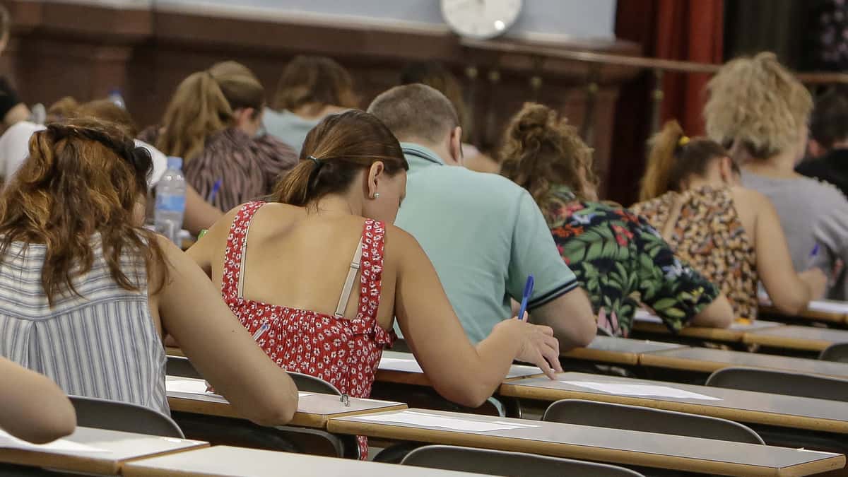 Verschillende tegenstanders leggen examens af voor leraren