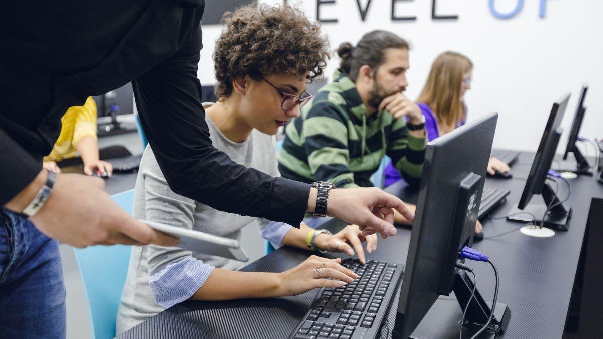 Ze veroordelen een bedrijf om een ​​stagiair in dienst te nemen om zijn stage voort te zetten, ondanks dat hij de masteropleiding heeft afgerond