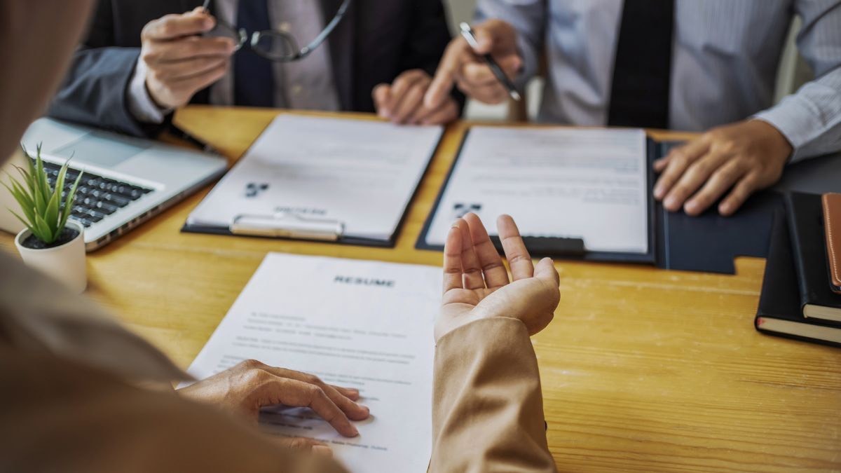 Wat beter is: iemand inhuren of de dienstverlening uitbesteden