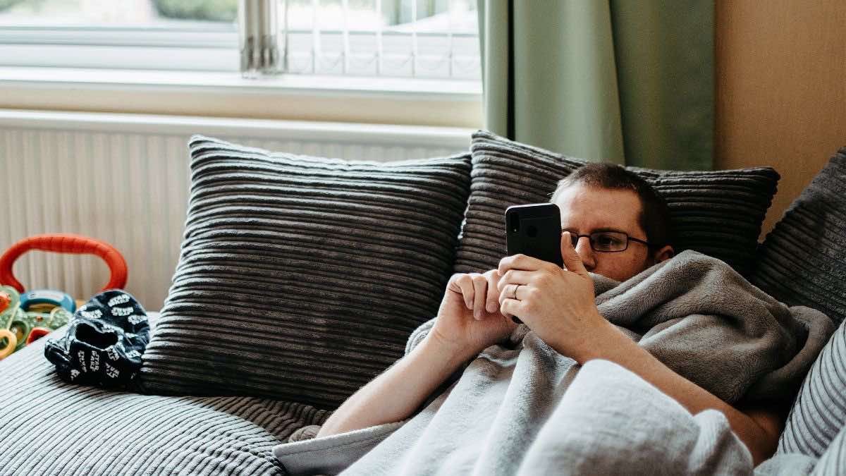 Een man verzuimt opzettelijk zijn werk, zodat hij kan worden ontslagen en vrijwillig ziekteverlof kan krijgen: hij zal geen werkloosheidsuitkering kunnen innen