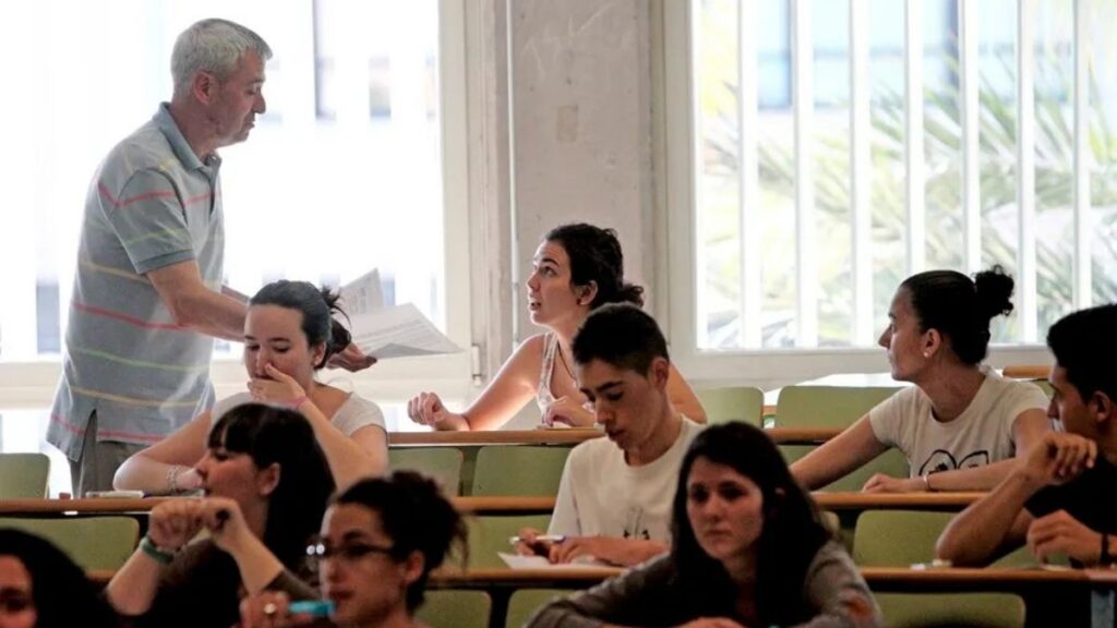 Hoeveel verdient een leraar op een middelbare school in Galicië: totaal