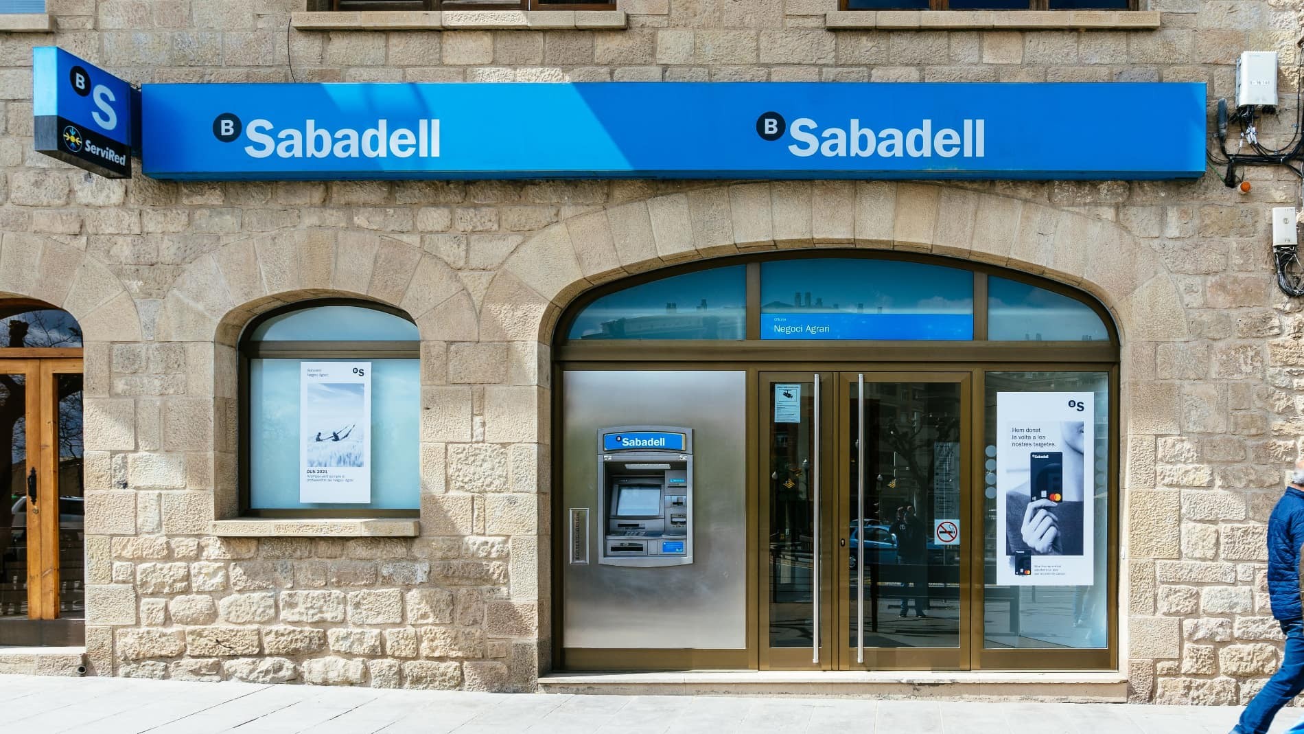 Een medewerker die 34 jaar bij Banco Sabadell werkte, wordt ontslagen vanwege het raadplegen van de bankrekeningen van vrienden, familie en zijn zwager: het ontslag is passend