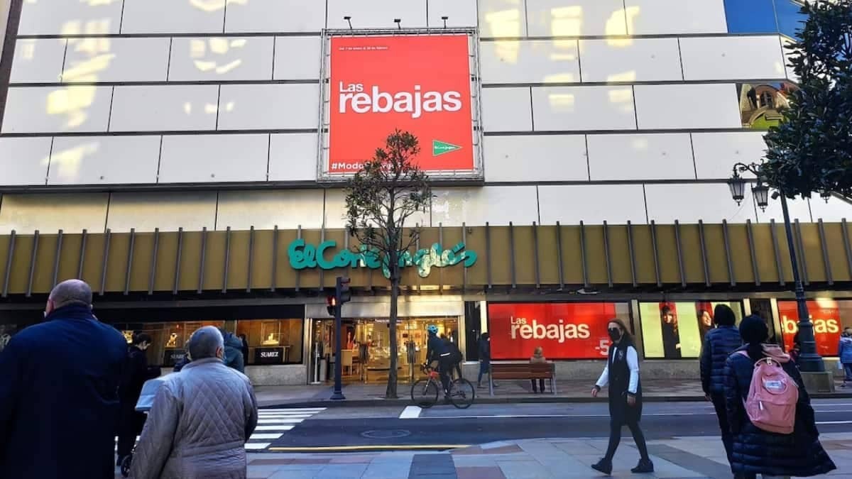 Een werknemer die al meer dan 30 jaar bij El Corte Inglés werkte, wordt ontslagen zonder compensatie voor het eten van taarten zonder ervoor te betalen: justitie steunt het