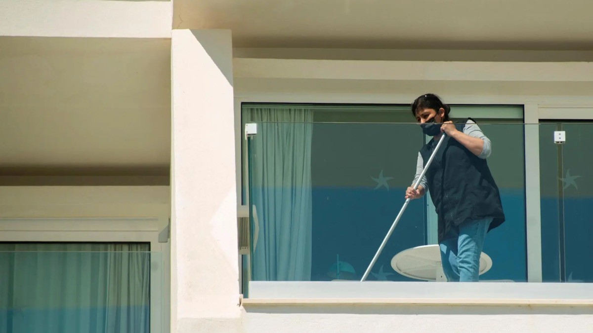 Een werknemer wordt ontslagen nadat hij klaagde over het werken van meer dan 220 overuren in twee en een halve maand en de rechtbank verklaart dit nietig