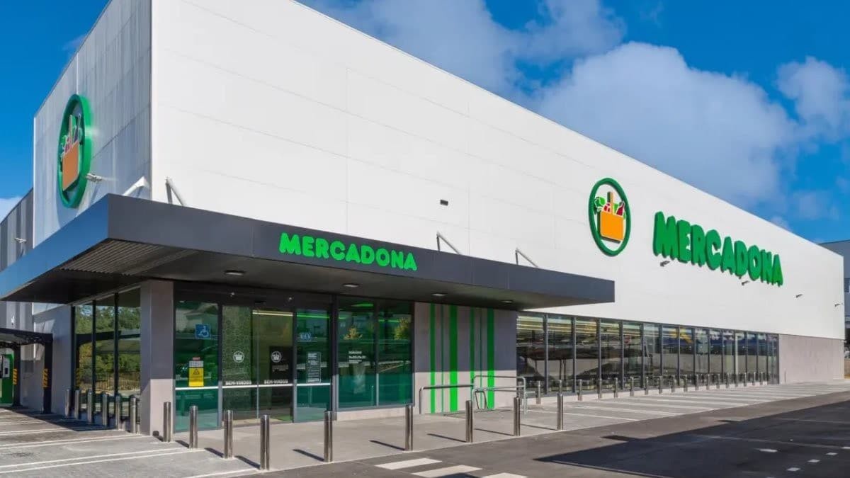 Een 19-jarige Mercadona-werknemer wordt ontslagen omdat hij een hamburger heeft gegeten die in de prullenbak zou worden gegooid: de rechtbank verklaart dit niet-ontvankelijk
