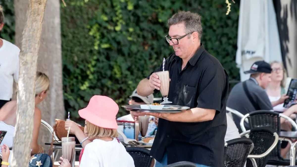 Een hotelier bekritiseert dat jongeren alleen rechten willen en geen plichten: hij heeft een 67-jarige persoon moeten inhuren die in aanmerking komt voor actief pensioen