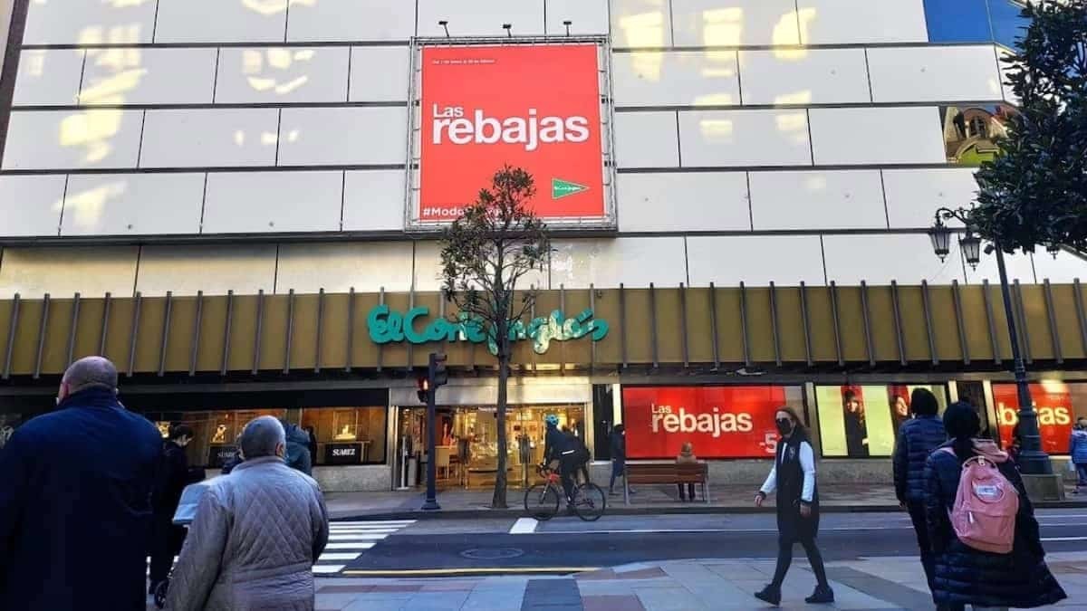 Een werknemer die ruim 31 jaar bij El Corte Inglés werkte, wordt ontslagen zonder compensatie voor het in ontvangst nemen van € 11,95 aan promotieartikelen: justitie steunt het