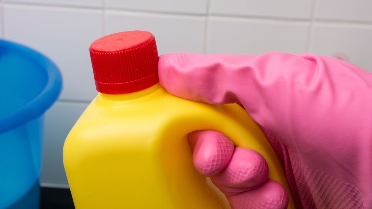 Een werknemer wordt ontslagen omdat ze bleekmiddel aan haar waterfles heeft toegevoegd om collega's die ervan dronken te schande te maken: het is gepast