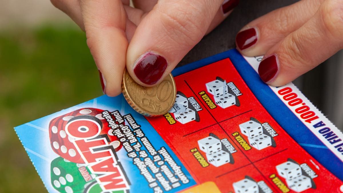 Een werknemer wordt ontslagen voor het spelen van 'krassen en verdienen' tijdens werkuren en zonder ze te betalen: hij is 180.000 euro verschuldigd aan zijn baas
