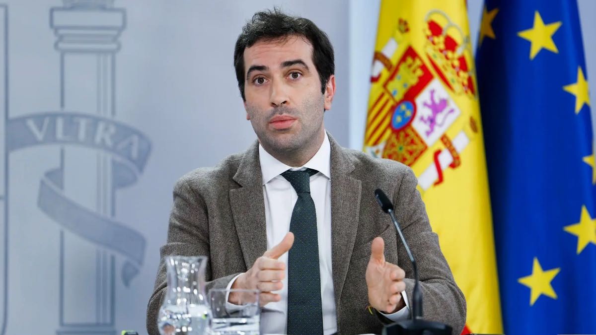 Het orgaan vermijdt Yolanda Díaz aan te spreken over de werktijdverkorting, maar maakt duidelijk dat het een prioriteit is om het MKB te “begeleiden”