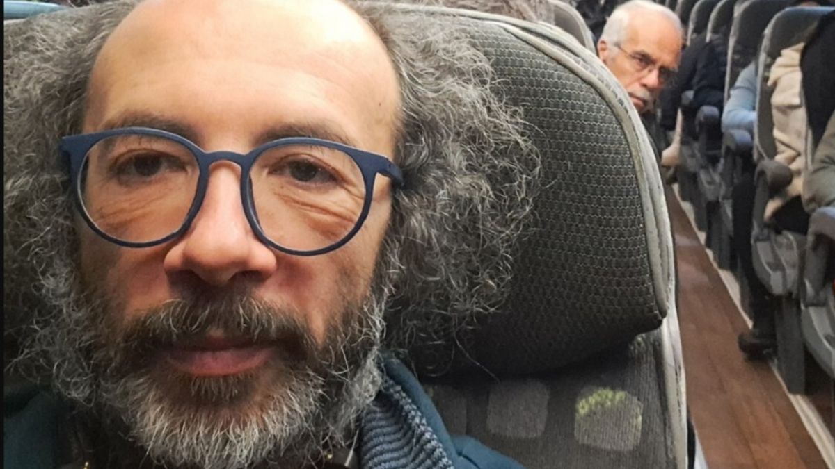 Gianluca Grimado in een trein.