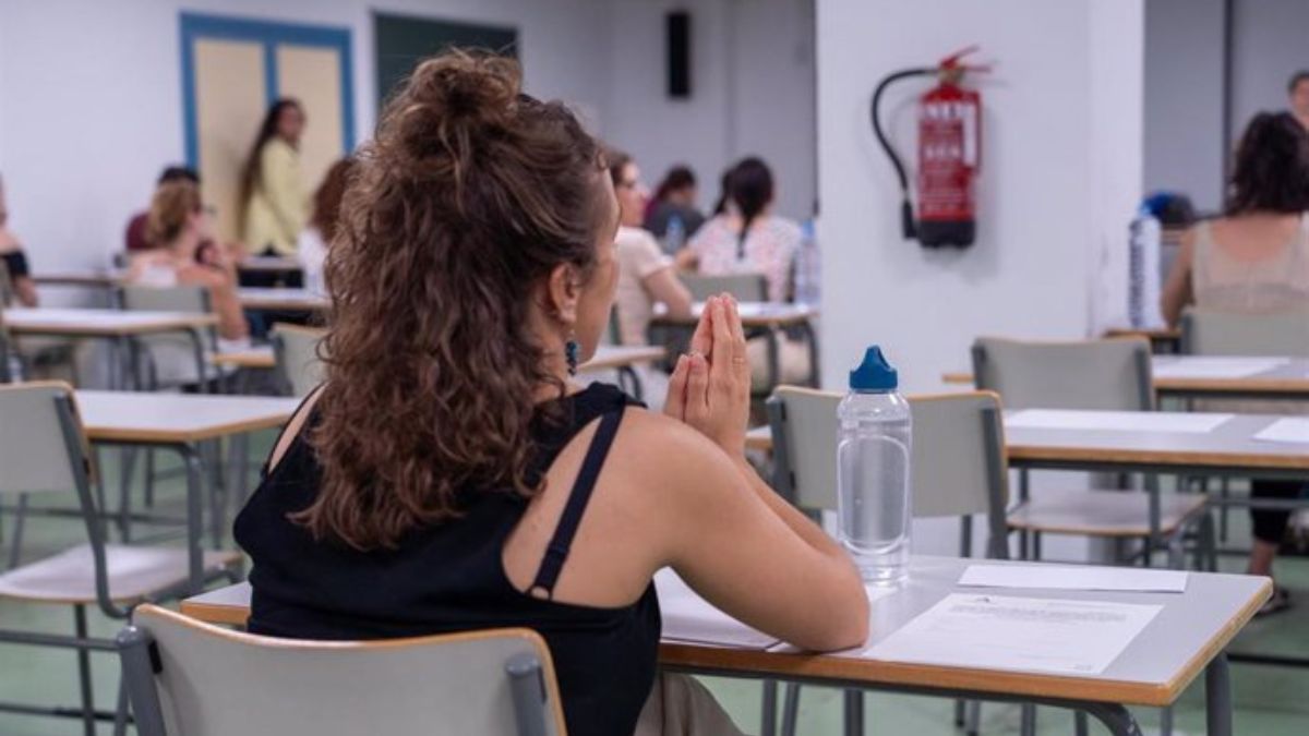 Tegenstander door deel te nemen aan de handen van een examen.