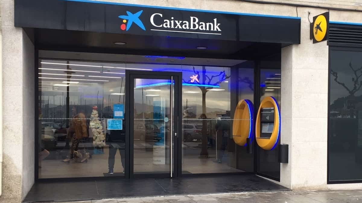 Een werknemer die 35 jaar in Caixabank was geweest, wordt ontslagen voor het vervalsen van documentatie om een ​​persoonlijke lening voor zijn eigen voordeel te bereiken: ontslag is passend