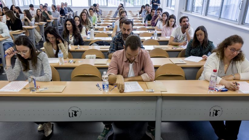 Verschillende mensen onderzoeken opposities voor administratief