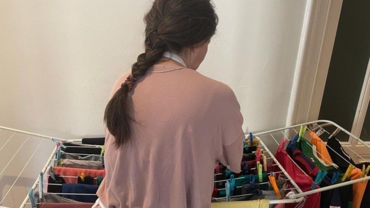 Een huishoudelijke medewerker zonder contract of sociale zekerheid wordt ontslagen en bereikt meer dan 4.000 euro voor de gewerkte uren