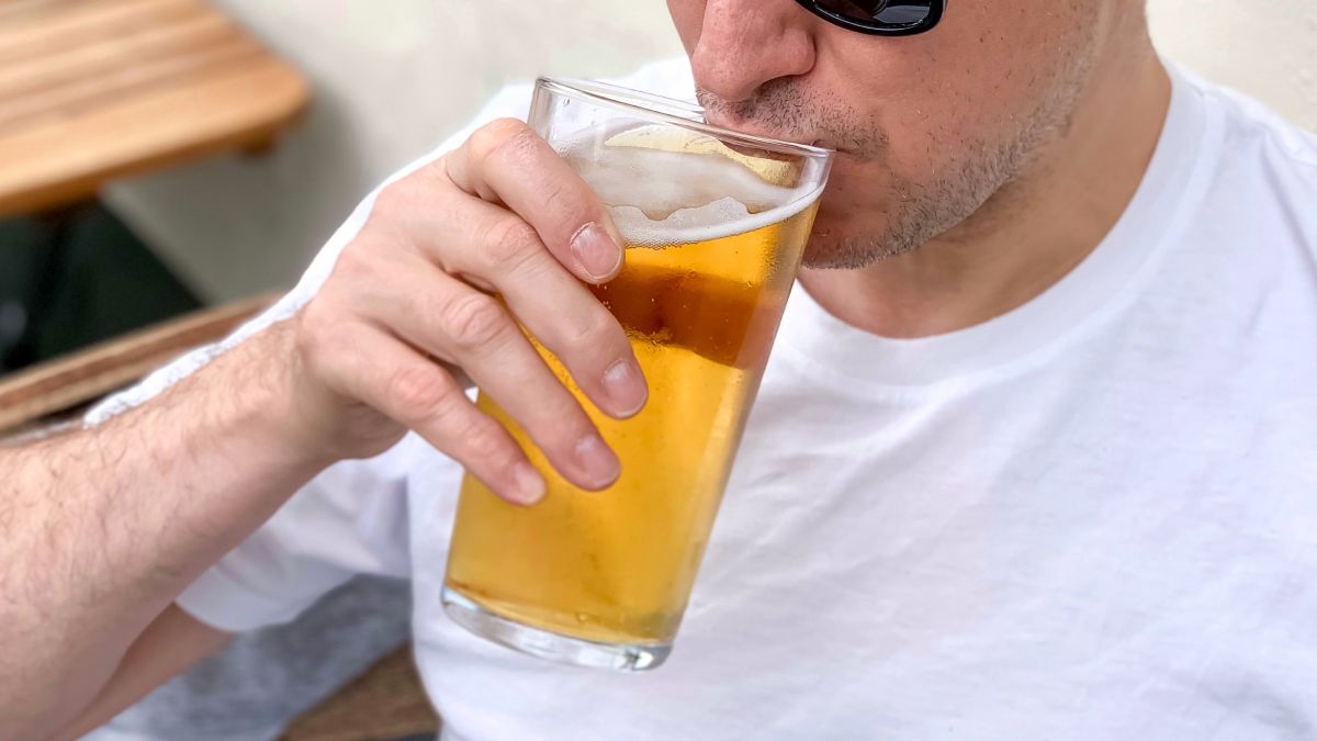 Een medewerker van een brouwer wordt gedwongen om 4 liter bier per dag op het werk te drinken en haagt nu het bedrijf aan dat hij alcoholisch wordt