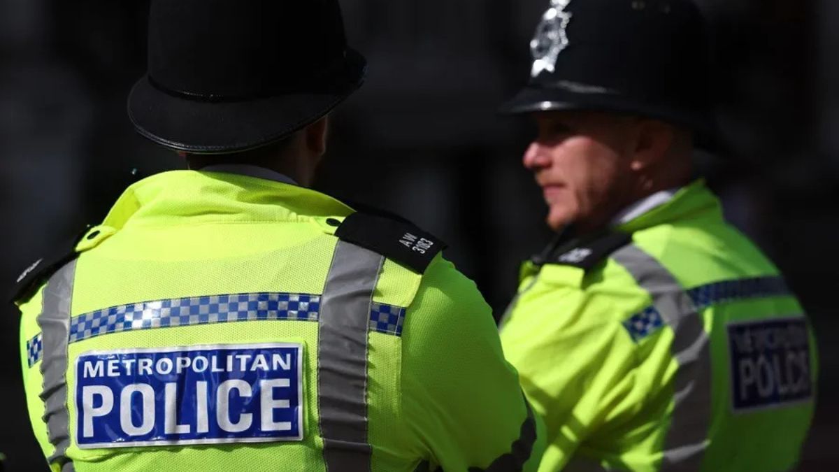 Ze ontslaan een Britse politieman om te vervalsen