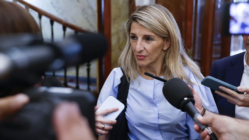 De tweede vice -president en minister van Arbeid, Yolanda Díaz, bij aankomst op de plenaire vergadering