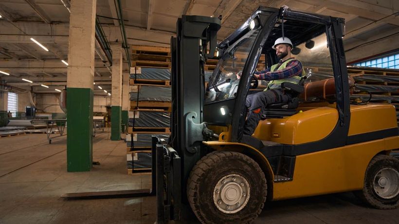 Een vrachtwagenchauffeur die werkt