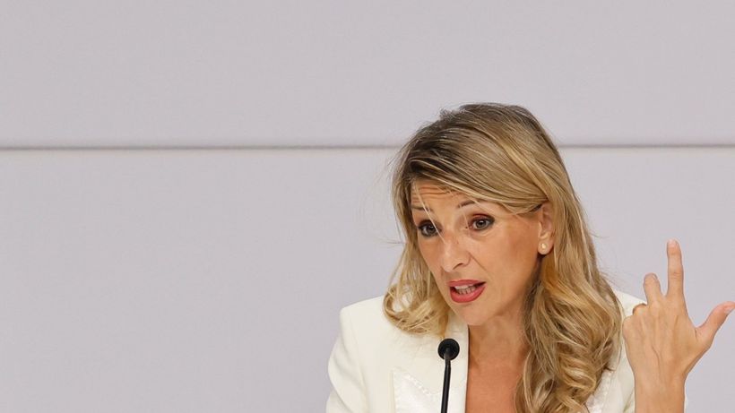 De minister van arbeid op een persconferentie