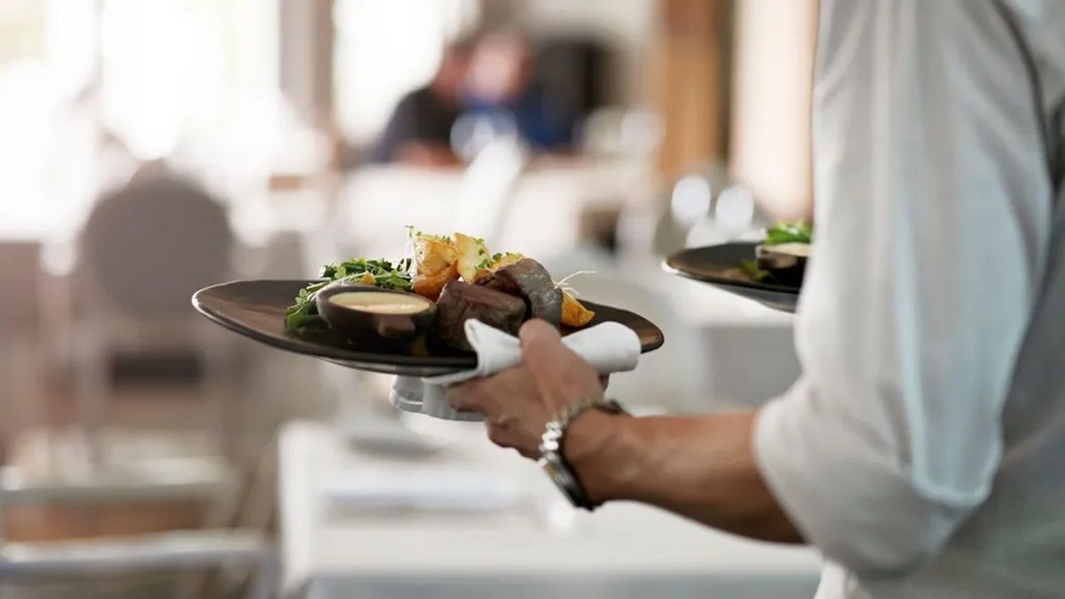 De Spaanse gastvrijheid zoekt oplossingen voor het gebrek aan personeel in de zomer en biedt contracten met "all -inclusive"