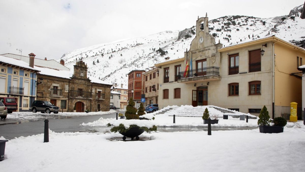 De prachtige stad op 1 uur van Palencia die goedkope huizen verkoopt van 40.000 euro en zoekt relais voor hun gepensioneerden