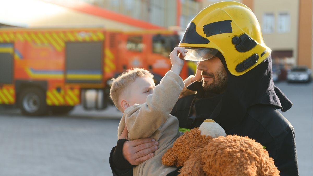 Een brandweerman gaat werken met zijn baby en wat zijn baas het statuut van arbeiders vernietigt, vertelt het hem