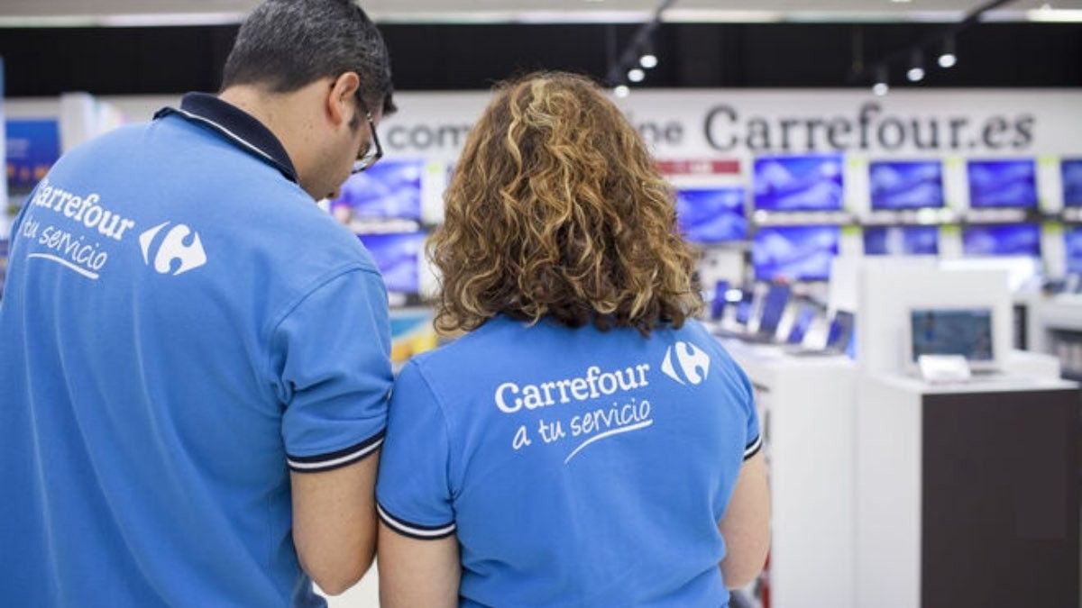Een carrefour -werknemer die 23 jaar oud is, wordt ontslagen voor het nemen van een bord bereid voedsel en het niet betalen: een partner heeft hem verraden