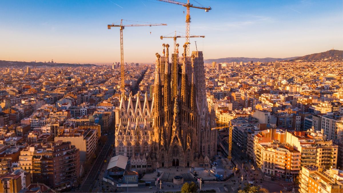 Ze veroordelen het heilige gezin voor het wachten en ontsloeg een werknemer alleen de dag na het beëindigen van hun bescherming voor het krijgen van een kind