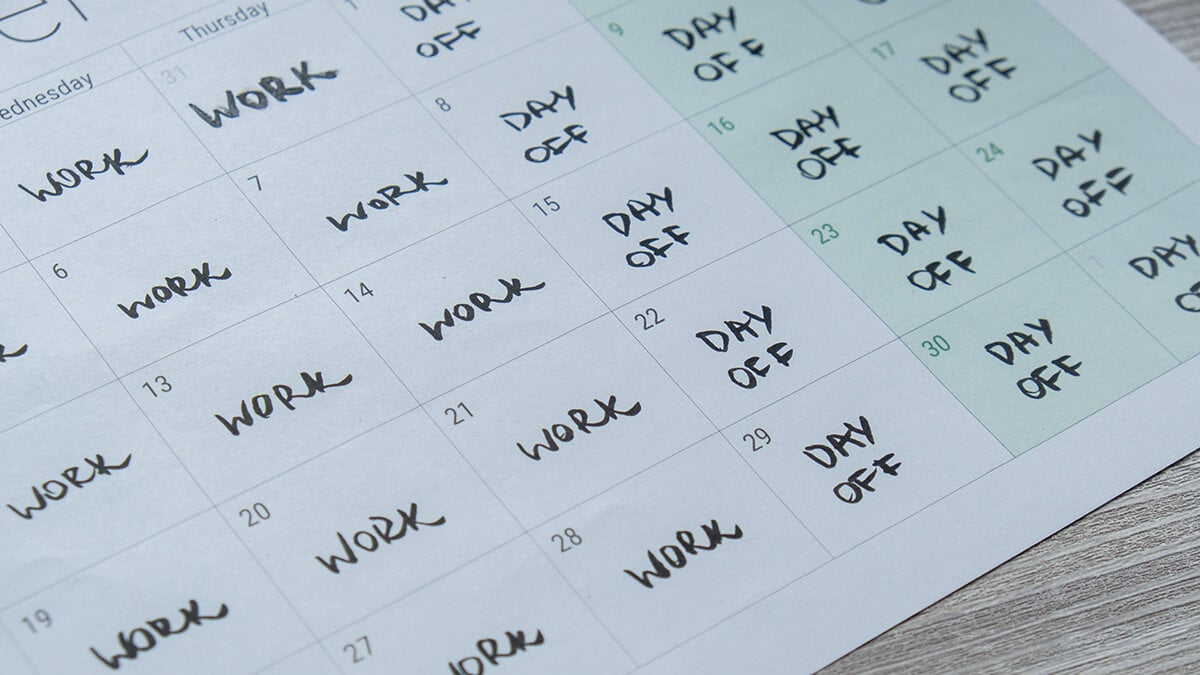 Een officieel project begint te weten hoe en waarin sectoren de 32 -uur werkdag toepassen