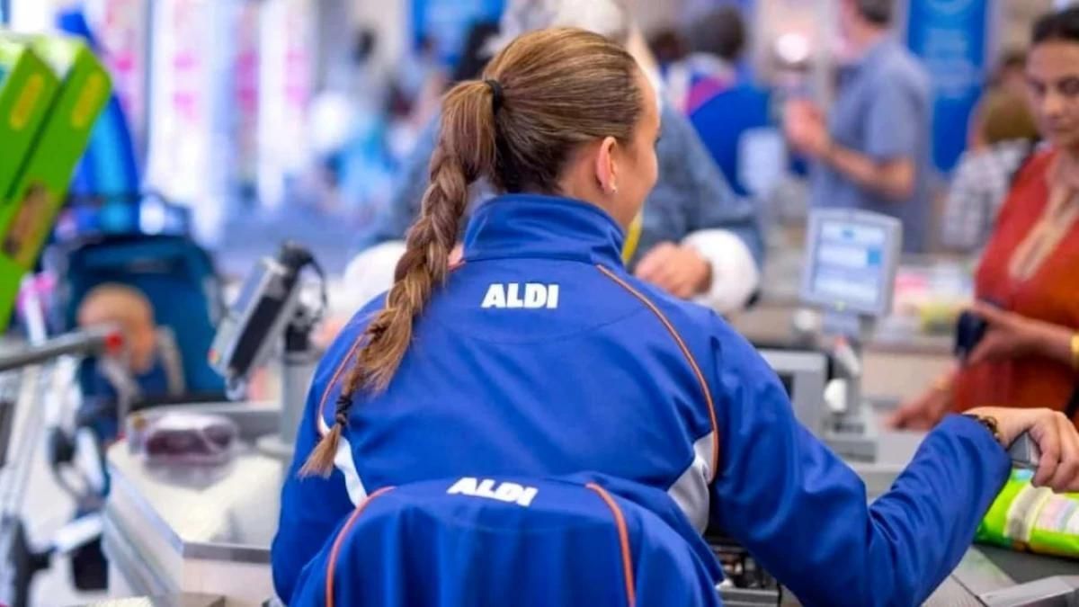 Aldi verwerpt een werknemer met 13 jaar oud die een week lang bedragen tussen 3 en 5 euro contant geld heeft achtergelaten: het is gepast