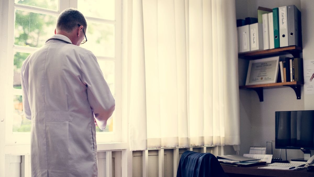 Een gepensioneerde arts met meer dan 45 jaar ervaring wil opnieuw werken en hem dwingen om te betalen en 160 praktijken te doen: "Ik wilde naar het einde gaan om de vernedering te vertellen"