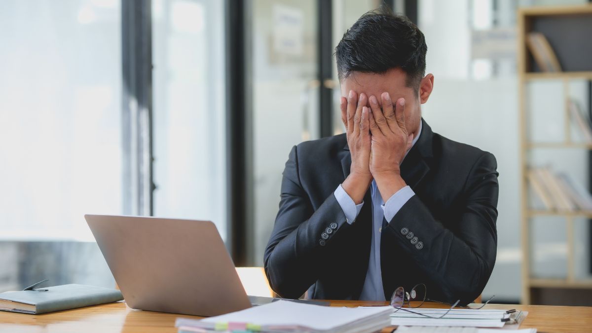 Een nieuwe baas arriveert op kantoor en dreigt afscheid te nemen van een werknemer, maar hij neemt hem afscheid van hem: "Hij raakte uit zijn rol als leider in klantenservice en smeekte zich om hem niet weg te gooien"