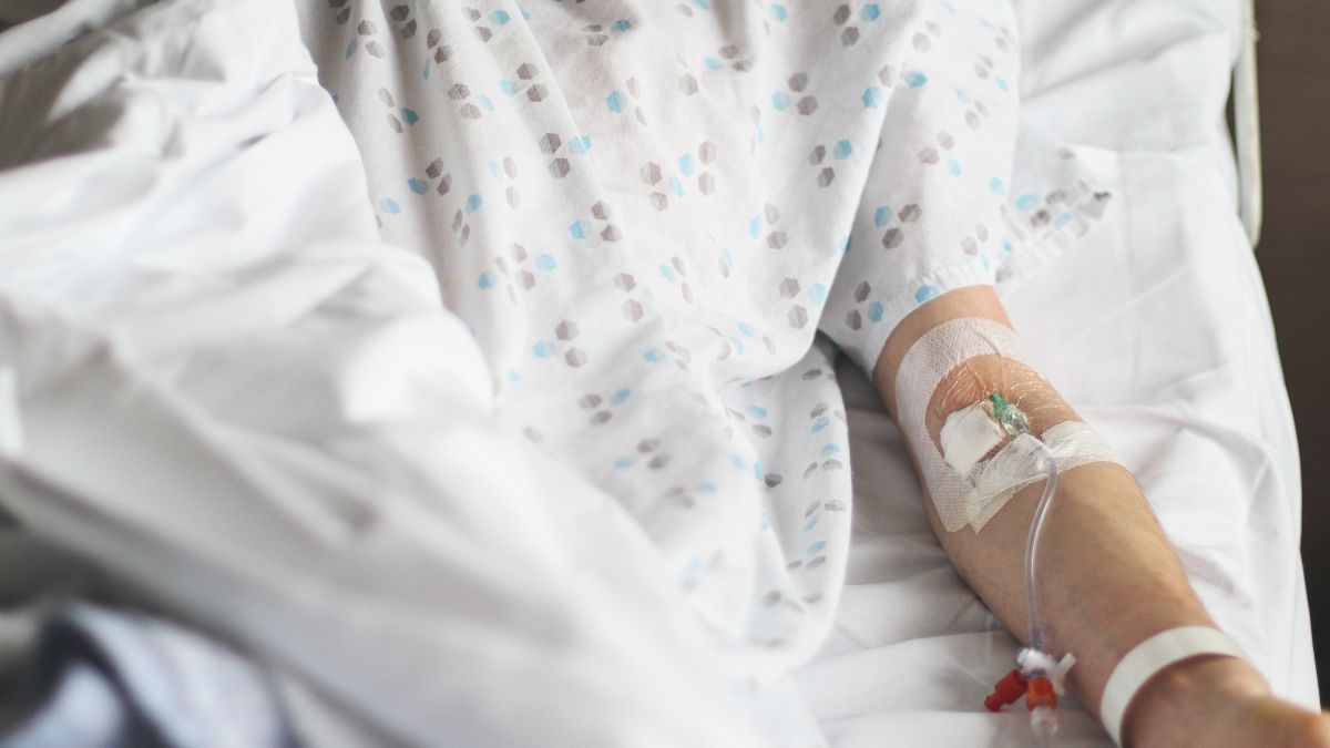 Een werknemer lijdt aan een infarct, ze dienen hem van urgentie en 2 dagen neemt het bedrijf afscheid: rechtbevelen om te lezen en 8.000 euro te betalen