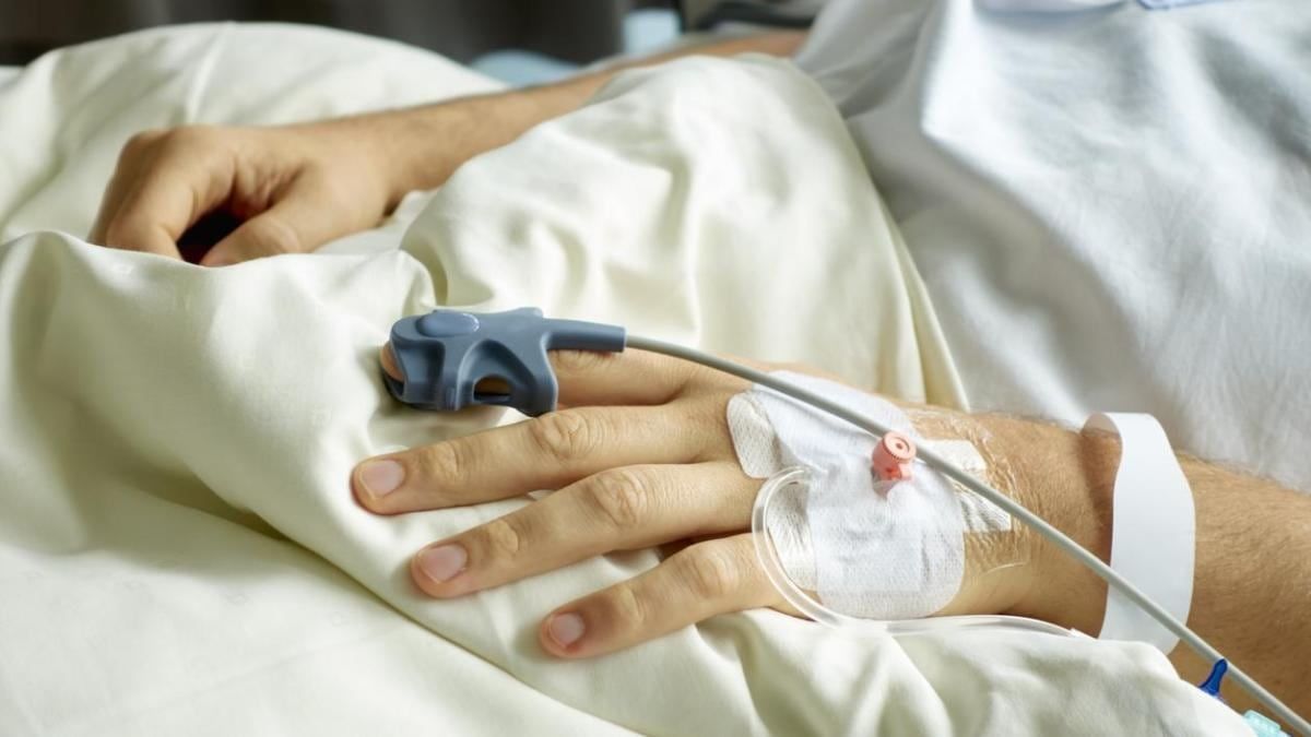 Een werknemer met 28 jaar in het bedrijf die een hartaanval had ondergaan en een medisch verlof was, wordt ontslagen en Justice verklaart het ontslag met een vergoeding van 94.513,51 euro ontachtbaar