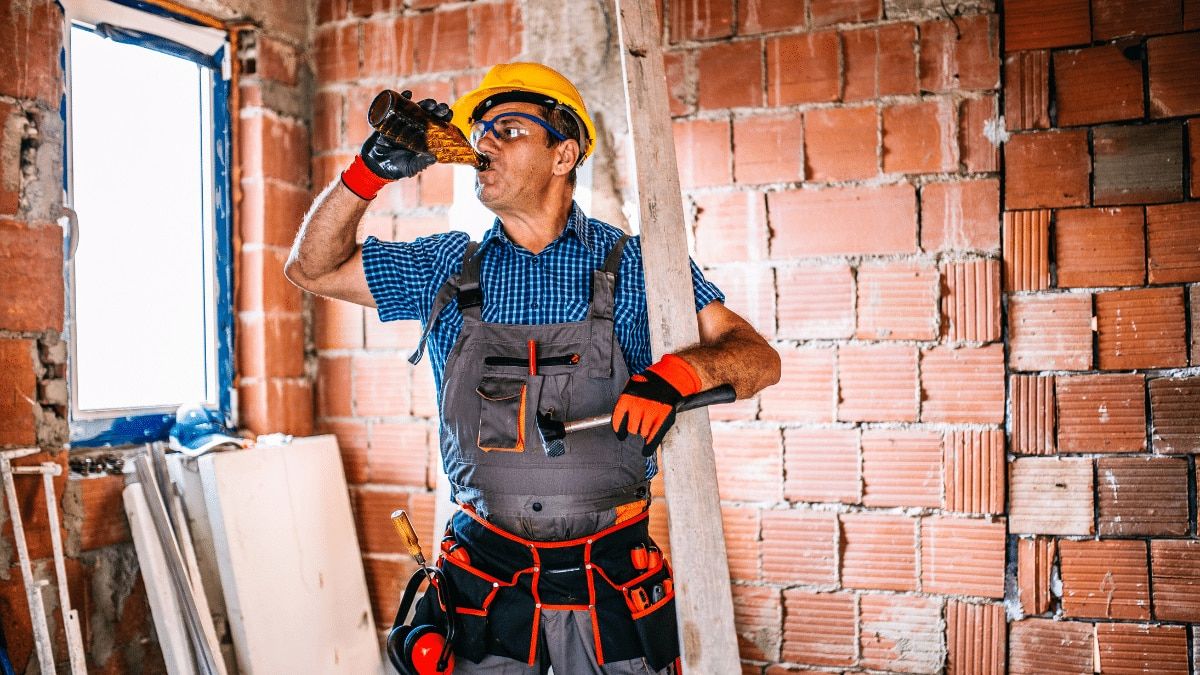 Een werknemer ontslagen 27 jaar oud voor het drinken van bier tijdens zijn werkdag en opgenomen door een detective: hij is niet -ontvankelijk en zal 47.028,60 euro moeten betalen