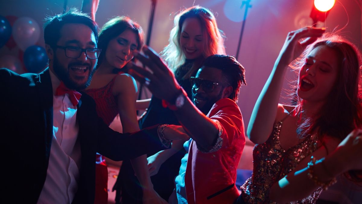 Heeft een werknemer afgewezen die de partijen niet met zijn bazen en collega's bijwoonde: hij is niet ontvankelijk en moet hem compenseren met 496.298,79 euro